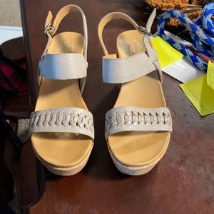 Like new Kirk ease woman’s wedges
